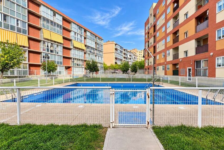 piscinacomunitariaentreedificiosmodernos_0126041001790958794