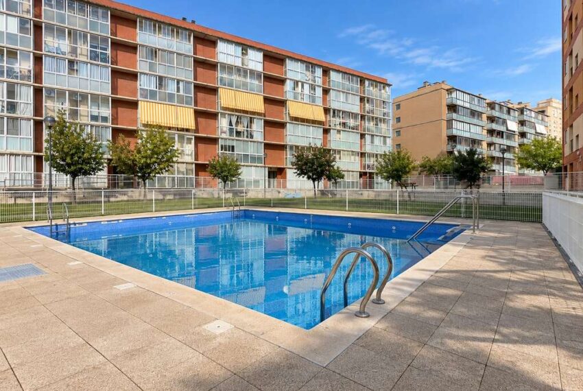 piscinaresidencialentreedificiosmodernos_0294898001790958796